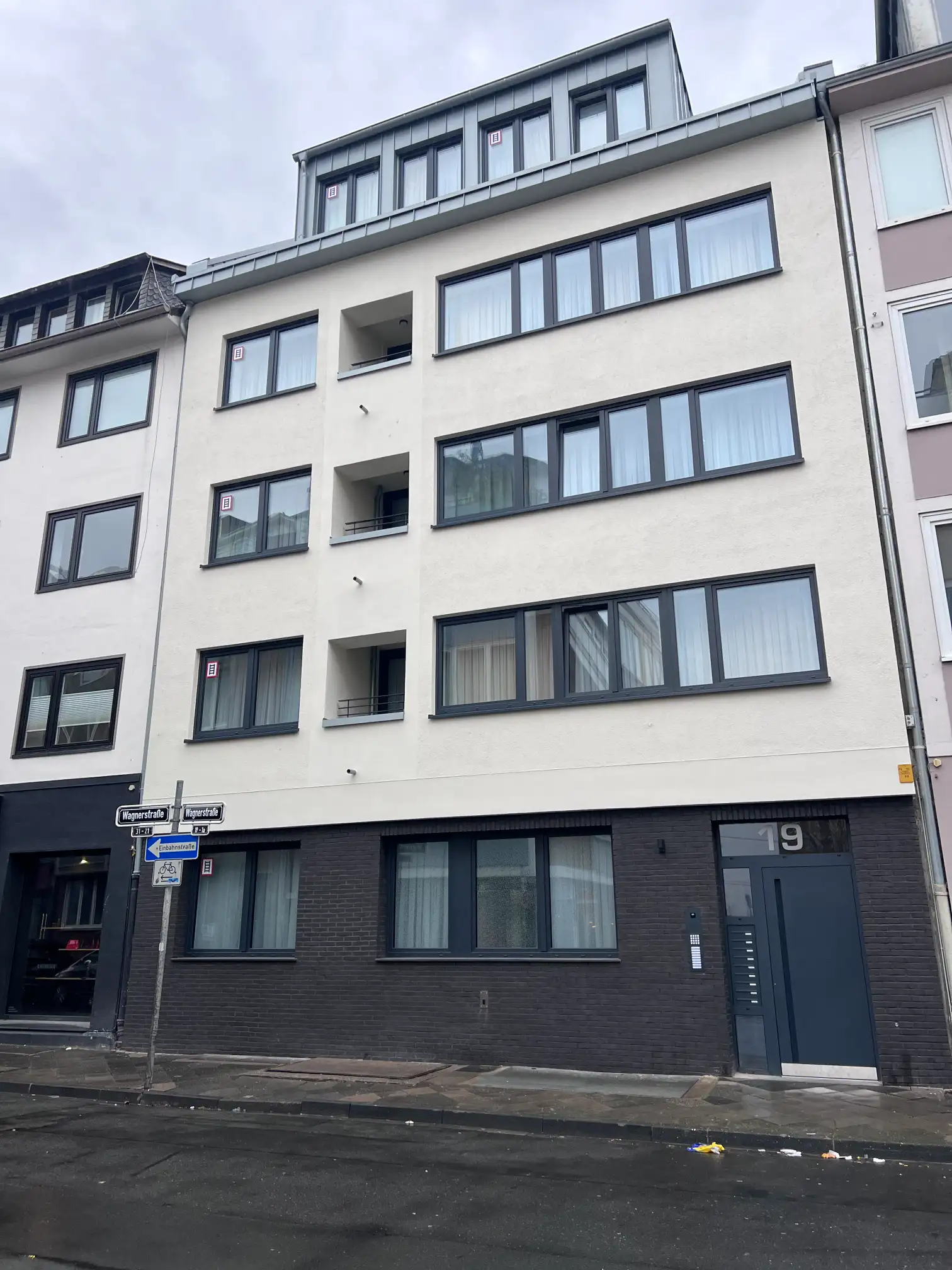 Hausfront mit mehreren Aluminiumfenstern.